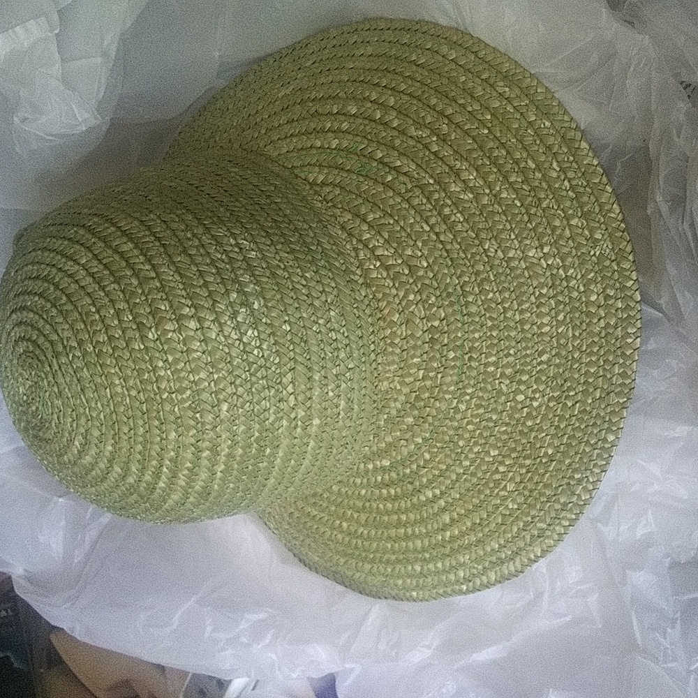 Arlin Designer straw Hat w straw bow@ $28 +free sc